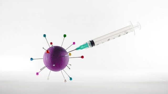 モデルナワクチン接種後に2人死亡